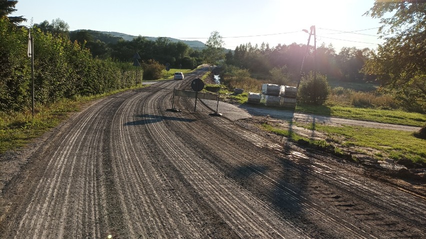Utrudnienia dla kierowców w Nieprześni, Zawadzie oraz Nieszkowicach Wielkich koło Bochni w związku z przebudową drogi
