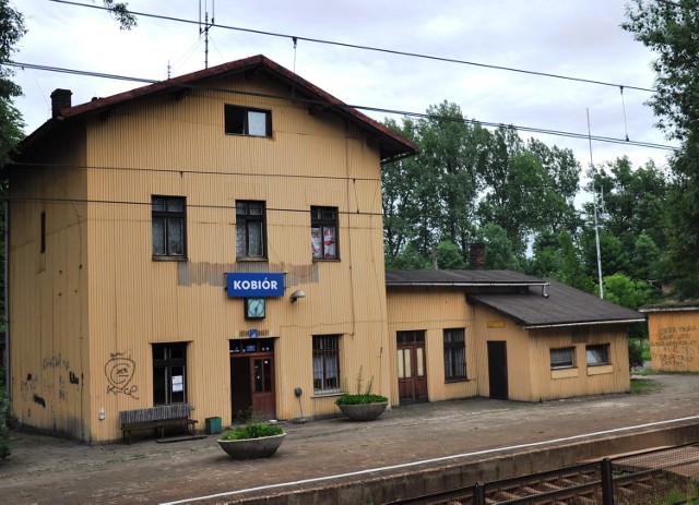 Dworzec kolejowy w Kobiórze nadal wygląda mało okazale, ale poczekalnię udało się uratować
