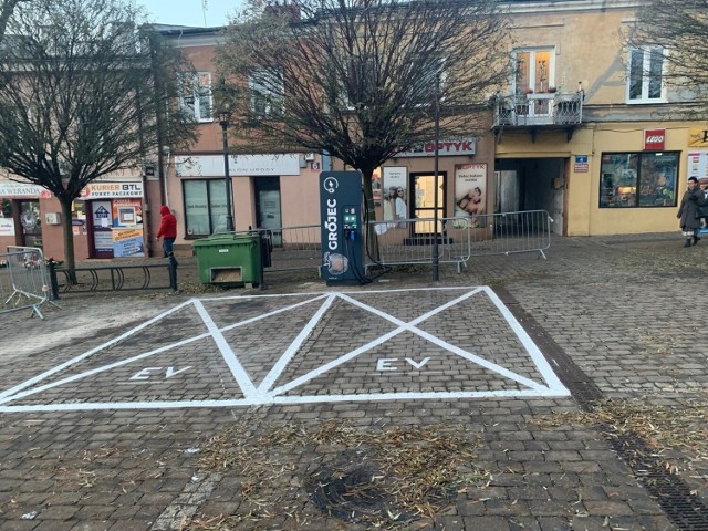 Nowa, ogólnodostępna stacja ładowania pojazdów w centrum Grójca.