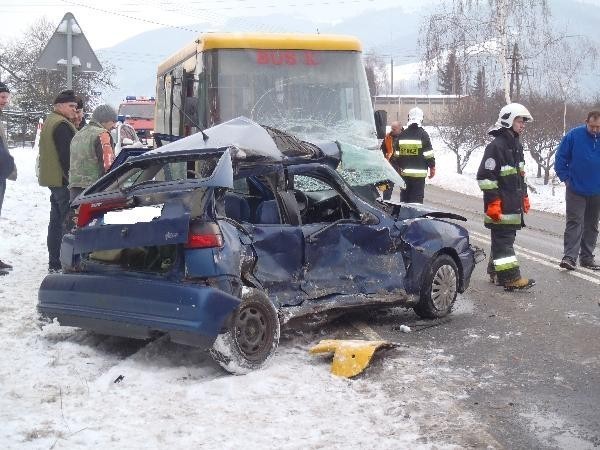 Wypadek Zabrzeż: zderzenie seata z autobusem, jedna osoba ciężko ranna [ZDJĘCIA]