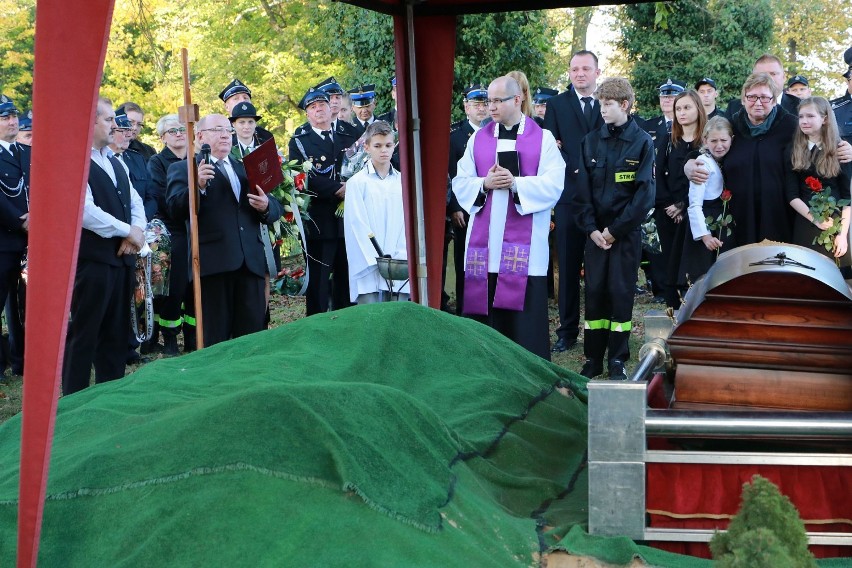 W pogrzebie wzięło udział kilkaset osób; przedstawiciele...