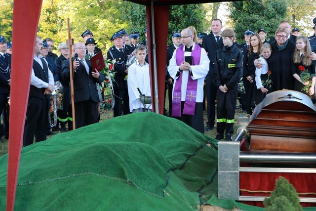 W pogrzebie wzięło udział kilkaset osób; przedstawiciele lokalnych władz z całego powiatu, delegacje i poczty sztandarowe straży zawodowej i jednostek OSP, działacze Lubuskiego Związku Piłki Nożnej i  przedstawiciele klubów piłkarskich z całego regionu.