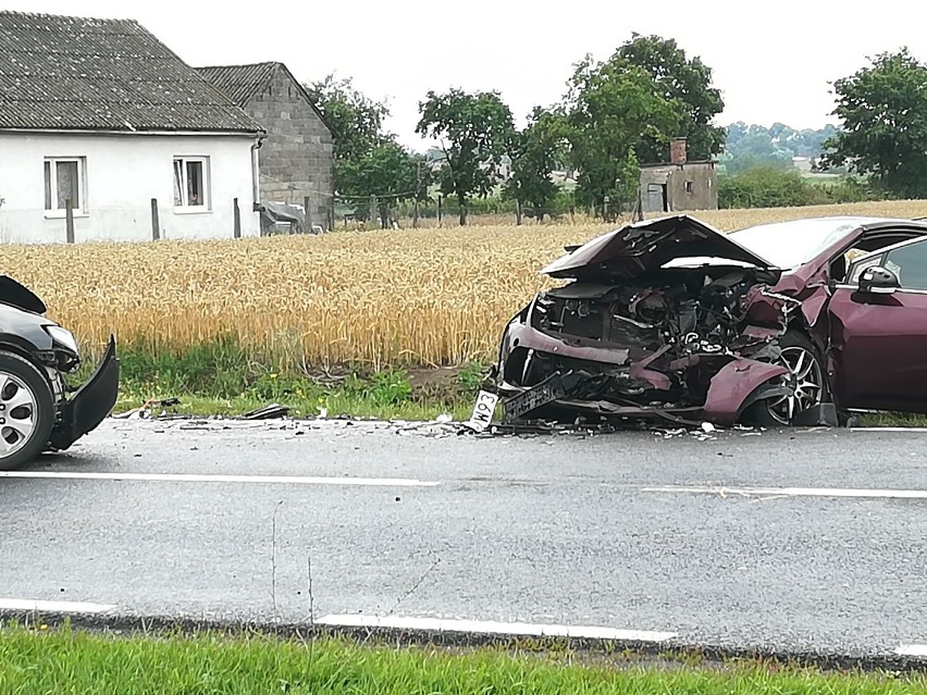 Wypadek na drodze Grudziądz-Chełmno. Czołowe zderzenie. 6 osób poszkodowanych w tym dziecko [zdjęcia]