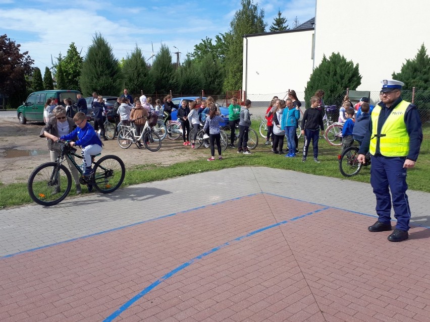 Uczniowie ze Szkoły Podstawowej w Morzycach zaliczyli egzamin na kartę rowerową. Pod okiem policjantów z Radziejowa [zdjęcia] 