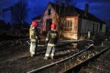 Pożar w kolejowym pustostanie przy Towarowej.  To częste miejsce alkoholowych spotkań [ZDJĘCIA]
