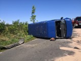Policja w Kaliszu: Pijany kierowca koziołkował busem w Woli Droszewskiej. ZDJĘCIA