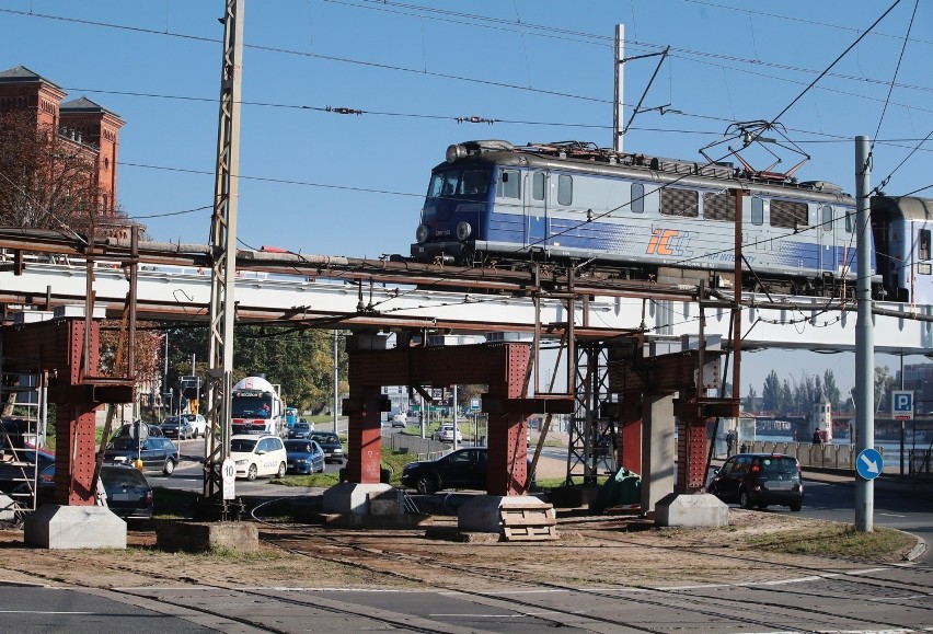 Trwają prace na wiadukcie nad ulicą Kolumba w Szczecinie....