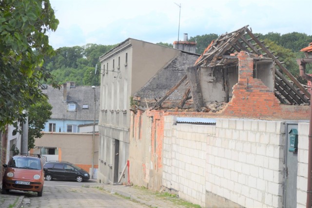 Rozebrać trzeba, bo zagraża mieszkańcom, bez wyroku nie można