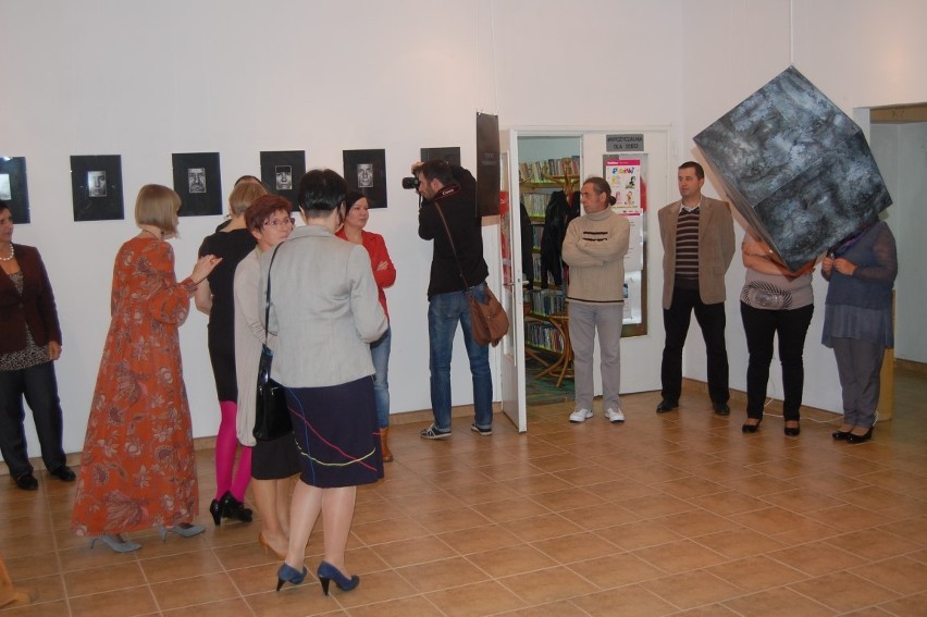 Biblioteka Rumia: Wernisaż wystawy "Oblicza portretu"...