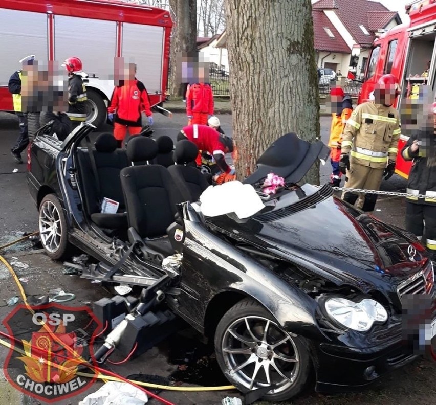 Tragiczny wypadek pod Chociwlem. Ojciec wiozący dzieci uderzył w drzewo. Pięć osób w szpitalu