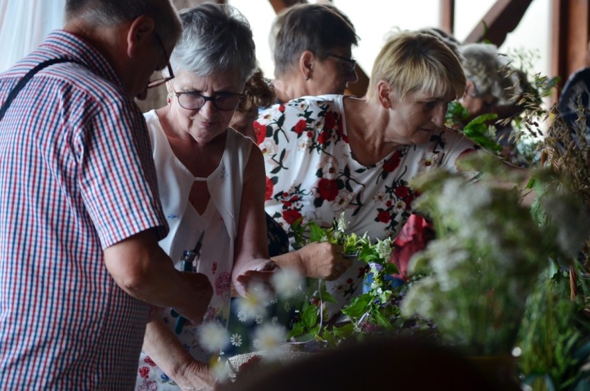 Monika Sagan na plenerowym koncercie w Dalkowie. Była gościem seniorów biorących udział w warsztatach 