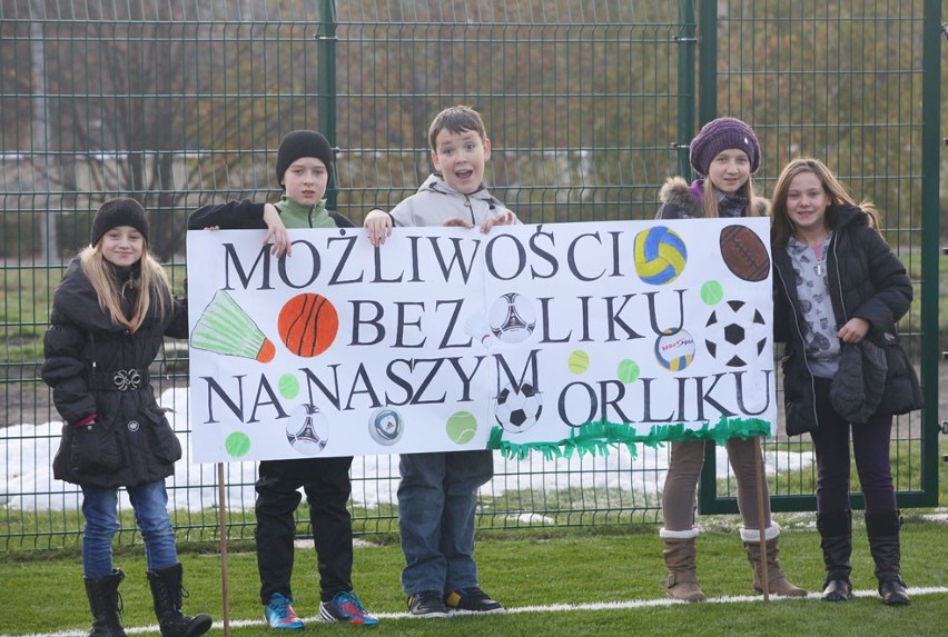 Orlik w Piotrkowie otwarty. Jakość trawy testował wiceprezydent Kacperek