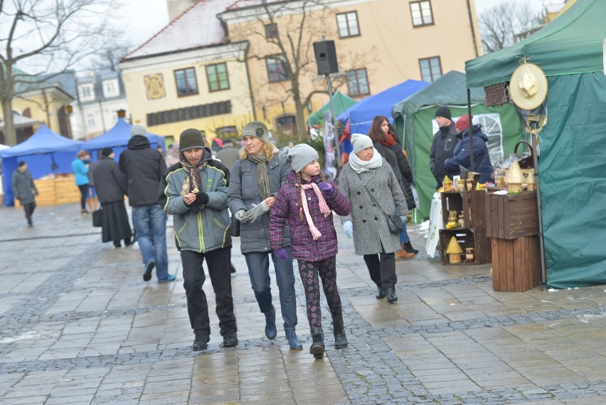 Mikołajki w Sandomierzu.Burmistrz powitał Świętego Mikołaja. Słodkie upominki dla grzecznych dzieci