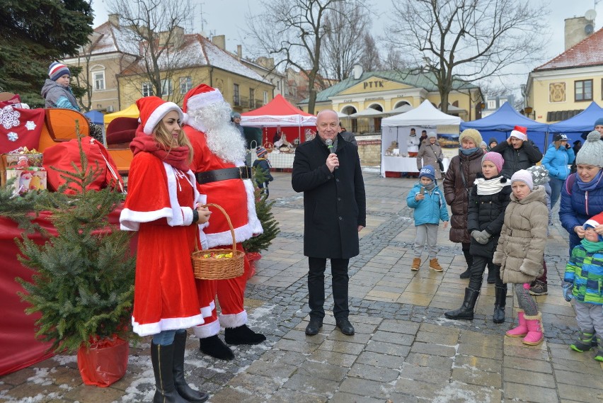 Mikołajki w Sandomierzu.Burmistrz powitał Świętego Mikołaja. Słodkie upominki dla grzecznych dzieci