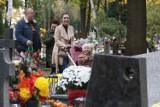 Dzień Wszystkich Świętych w Legnicy, tłumnie odwiedzamy groby swoich bliskich, zdjęcia