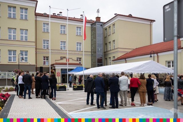 W piątek (27.09) odbyło się oficjalne otwarcie nowej siedziby Urzędu Miejskiego w Augustowie. W uroczystości uczestniczyli m .in. przedstawiciele lokalnej, samorządowej władzy i mieszkańcy miasta.