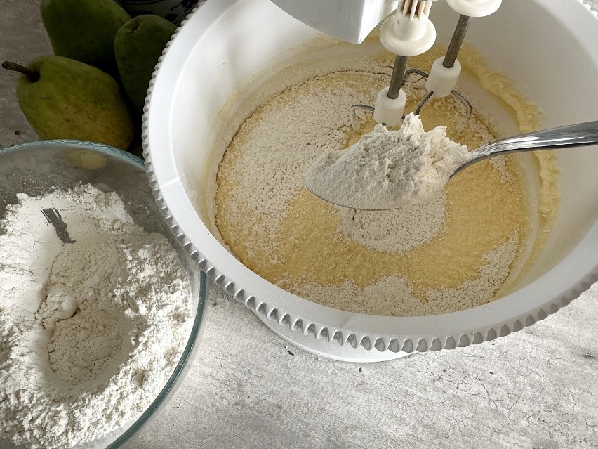 Wsyp mąkę wymieszaną z proszkiem do pieczenia i zmiksuj na...