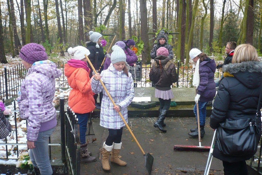 Uczniowie Szkoły Podstawowej w Moszczenicy sprzątali groby...