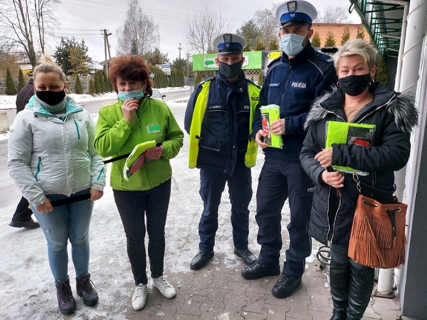 Dzień Babci i Dziadka w Radomsku. Policjanci obdarowali seniorów odblaskami i garścią porad nt. bezpieczeństwa