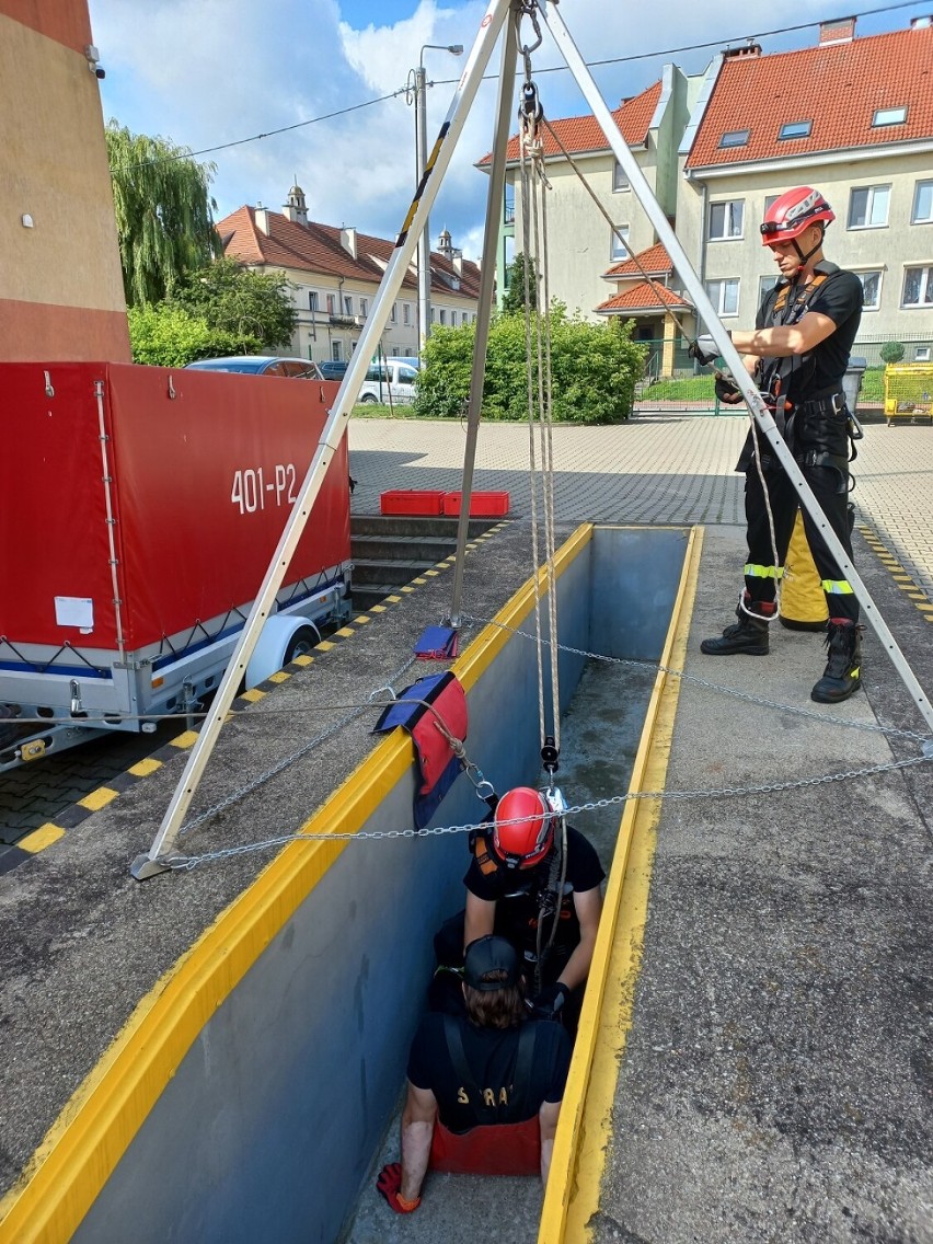Strażacy zawodowi ćwiczyli na wodzie i na wysokości