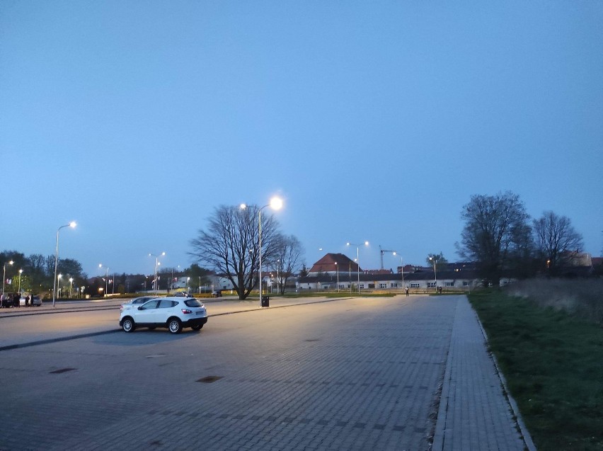 Fontanny w Parku Miejskim w Legnicy i problemy z parkowaniem. Mieszkańcy ulicy Mickiewicza alarmują [LIST OD CZYTELNIKA]