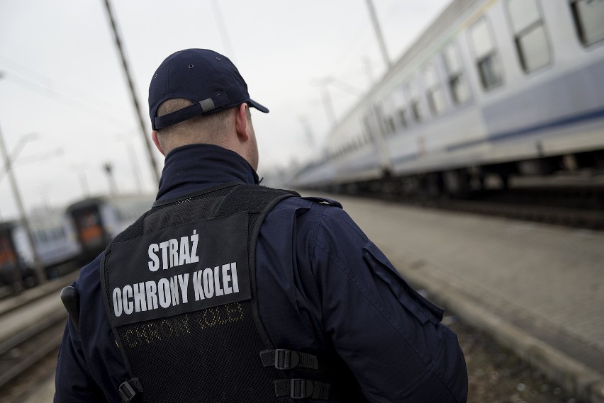 Nielegalna broń w Gdańsku. Podróżny strzelał w pociągu SKM. Zatrzymała go SOK