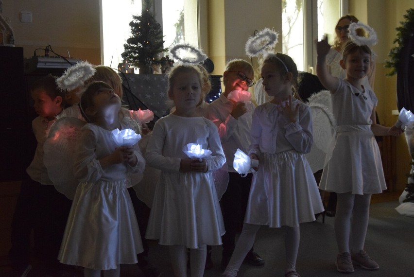 Przedświąteczna środa w Przedszkolu nr 5 w Skierniewicach wprowadziła i dzieci i nauczycielki w nastrój Bożego Narodzenia