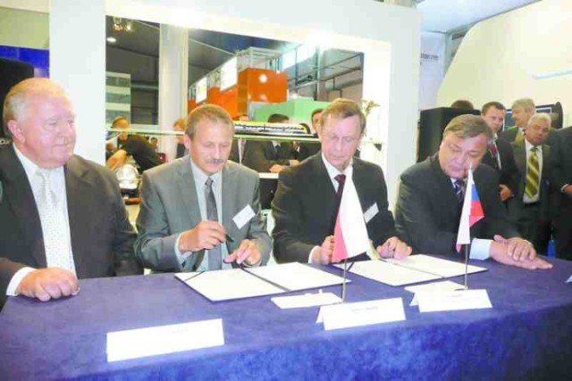 Na zdjęciu Tomasz Zaboklicki, prezes Pesy (od lewej), Iwan Susłow, dyrektor zakupów Kolei Rosyjskich i Walentin Gapanowicz, wiceprezydent Kolei Rosyjskich.