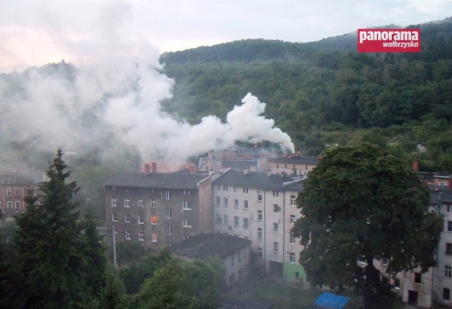 Trzy zastępy straży pożarnej gasiły pożar komina w budynku wielorodzinnym przy ul. 11 Listopada w Wałbrzychu