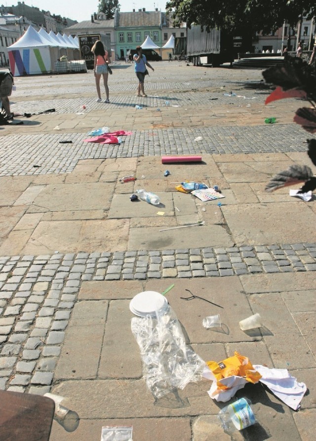 Wczoraj około godz. 10 sądecki Rynek był zasypany śmieciami. Pracownicy poznańskiej firmy tylko demontowali scenę i namioty
