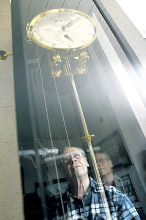 Franciszek Wiegand pracy nad zegarami poświęca większość swojego czasu.