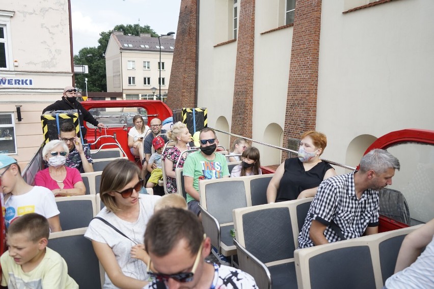 TONobus przejechał ulicami Rzeszowa. Angielski piętrowy autobus z DJem na pokładzie. Z uczestnikami pojechał prezydent Konrad Fijołek