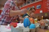 Warsztaty wielkanocne w Pracowni Haftu Artystycznego w Pastwie. Uczestnicy zdobili jajka metodą batikową [ZDJĘCIA]