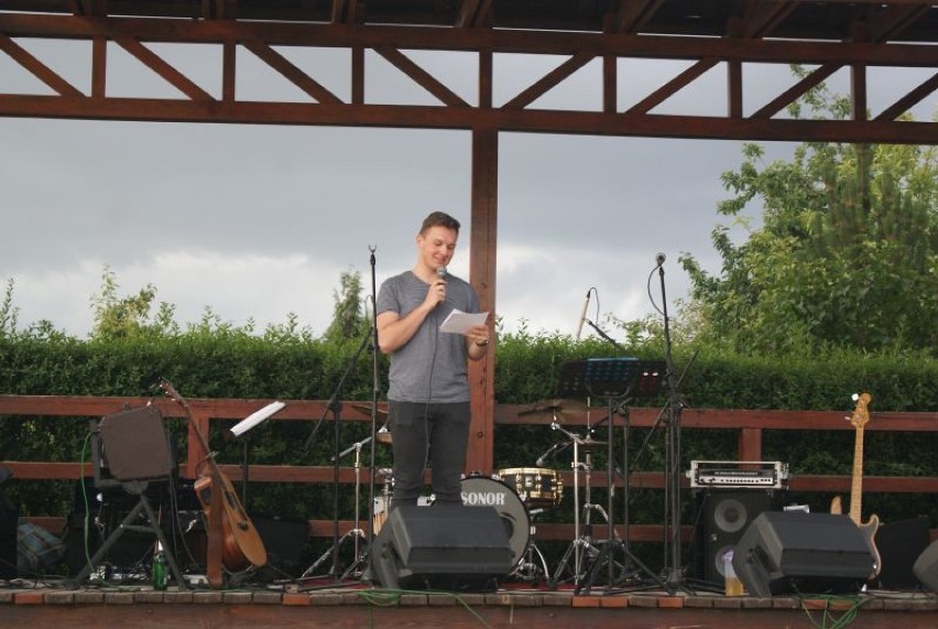 Koncert zespołu Shantaż na plaży miejskiej w Śremie