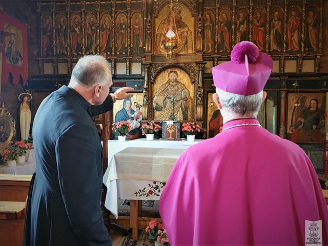 Biskup Jan Wątroba podczas wizytacji kanonicznej w Parafii pw. Matki Bożej Niepokalanej w Desznicy.