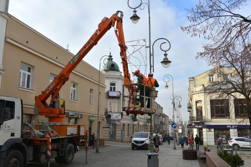 Sienkiewka już na świątecznie. W Kielcach zaczęli wieszać ozdoby