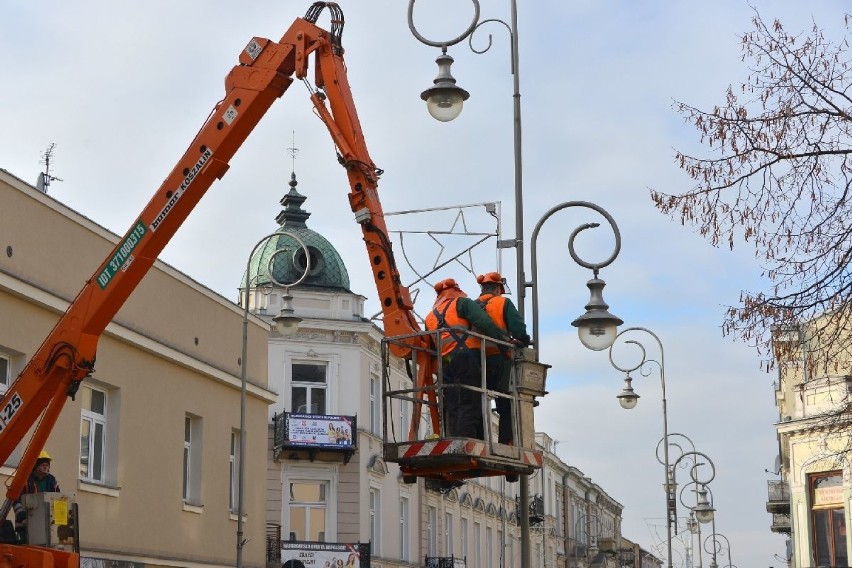 Sienkiewka już na świątecznie. W Kielcach zaczęli wieszać ozdoby