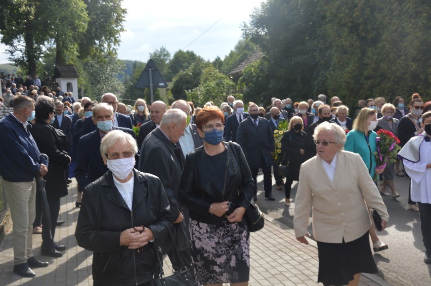 Skrzyszów. Tłumy na pogrzebie ks. prof. Michała Bednarza, kapelana "Solidarności" i internowanych [ZDJĘCIA]  