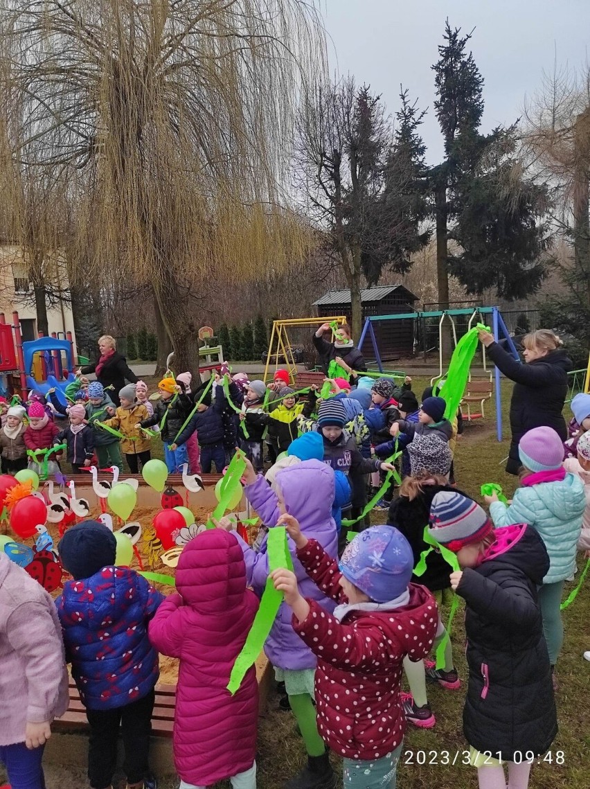 Przedszkolaki z Bajkowego Zakątka w Opatowie powitały wiosnę. Był kolorowy korowód oraz spotkanie a Panią Wiosną. Zdjęcia