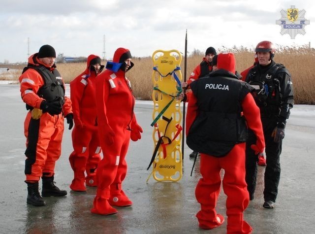 Policjanci z Gdańska ćwiczyli we wtorek sposoby ratowania ludzi na lodzie. 

Szkolenie zostało zorganizowane w ramach doskonalenia zawodowego policjanci z referatu prewencji na wodach KMP w Gdańsku.