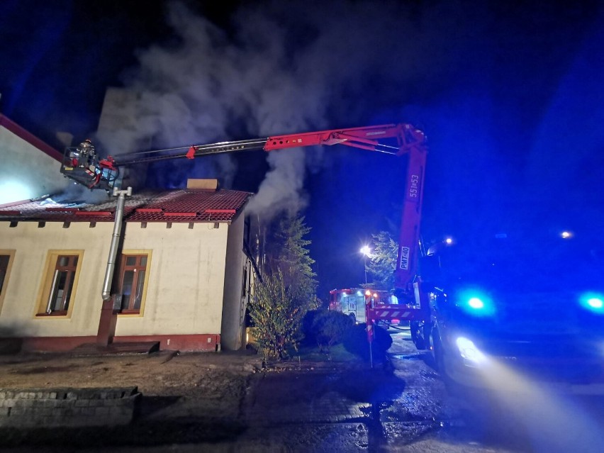 AKTUALIZACJA. Tragiczny pożar w Smażynie (gmina Linia). Ludzie skakali z okien. 4 osoby ranne, jedna nie żyje | ZDJĘCIA