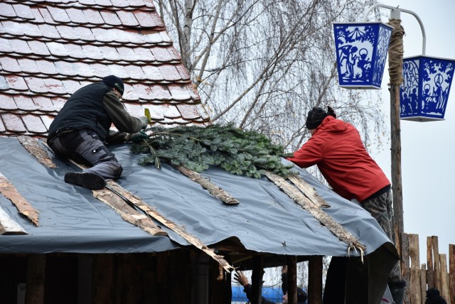 Budowa żywej szopki przy parafii św. Józefa w Szczepanowicach-Opolu