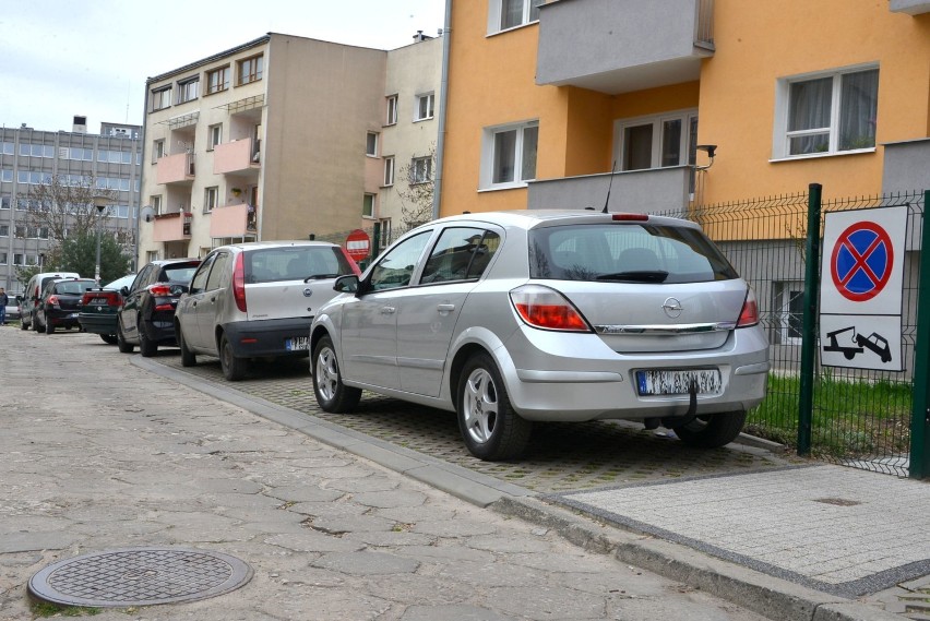 Jak Kargule z Pawlakami, mieszkańcy bloków w centrum Kielc toczą między sobą wojnę. Wyjaśniamy o co poszło (ZDJĘCIA)