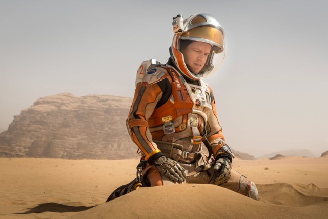 24 czerwca (piątek) - godz. 22:00
-&nbsp;EC1 (Targowa 1/3)
"MARSJANIN" (The Martian)
akcja, sci-fi - USA
reż.: Ridley Scott
wyst.:  Matt Damon, Jessica Chastain, Kristen Wiig 

Po nieudanej ekspedycji Mark zostaje sam na Marsie. Mimo znikomych zapasów oraz zerwanej łączności z dowództwem mężczyzna stara się przetrwać w trudnych warunkach.