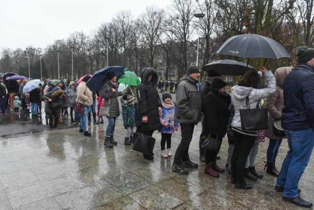 W sobotę przed Palmiarnią Poznańską ustawiła się długa kolejka. Chętnych do wejścia nie odstraszył nawet deszcz. 

Czytaj dalej --->