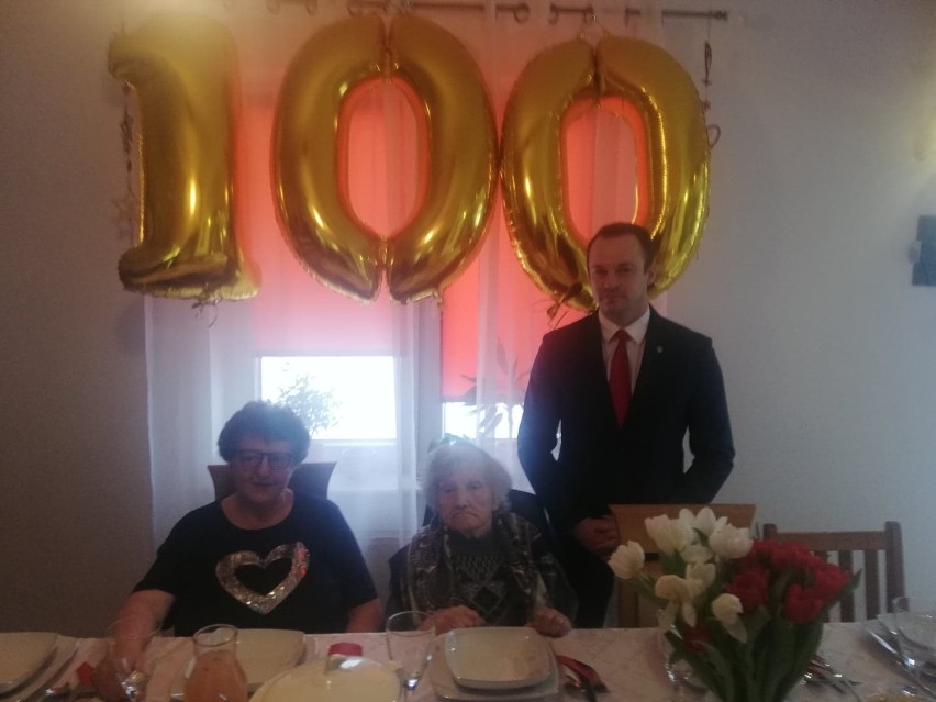 Mieszkanka gminy Giby świętowała setne urodziny. Wójt Robert Bagiński złożył jej życzenia