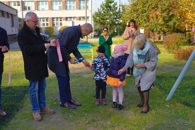 Dzieci wspólnie z prezydentem Kielc, Bogdanem Wentą otworzyły nowy plac zabaw, który powstał obok Szkoły Podstawowej nr 34 przy przy ulicy Naruszewicza.