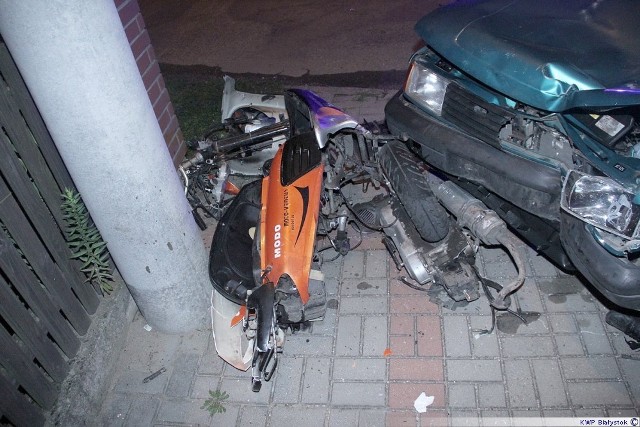 Jak wskazują wstępne policyjne ustalenia, 17-letni motorowerzysta skręcając w lewo na skrzyżowaniu najprawdopodobniej nie ustąpił pierwszeństwa przejazdu nadjeżdżającemu z jego lewej strony volkswagenowi.