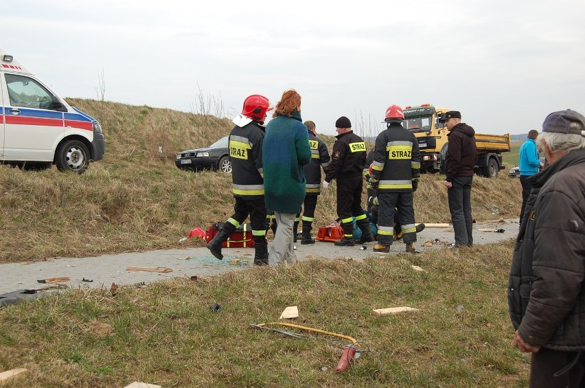 Wypadek Volkswagena Passata w Udorpiu pod Bytowem. Wypadł z drogi i kilkakrotnie dachował