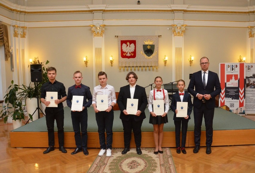 105 uczniów ze szkół podstawowych i ponadpodstawowych z...